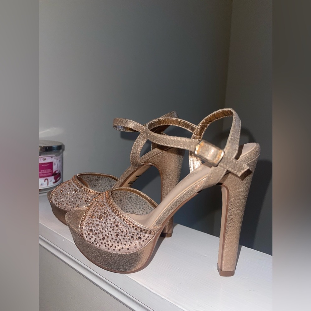 Bright and elegant heels, rose gold size 7.5. Wedding, parties..